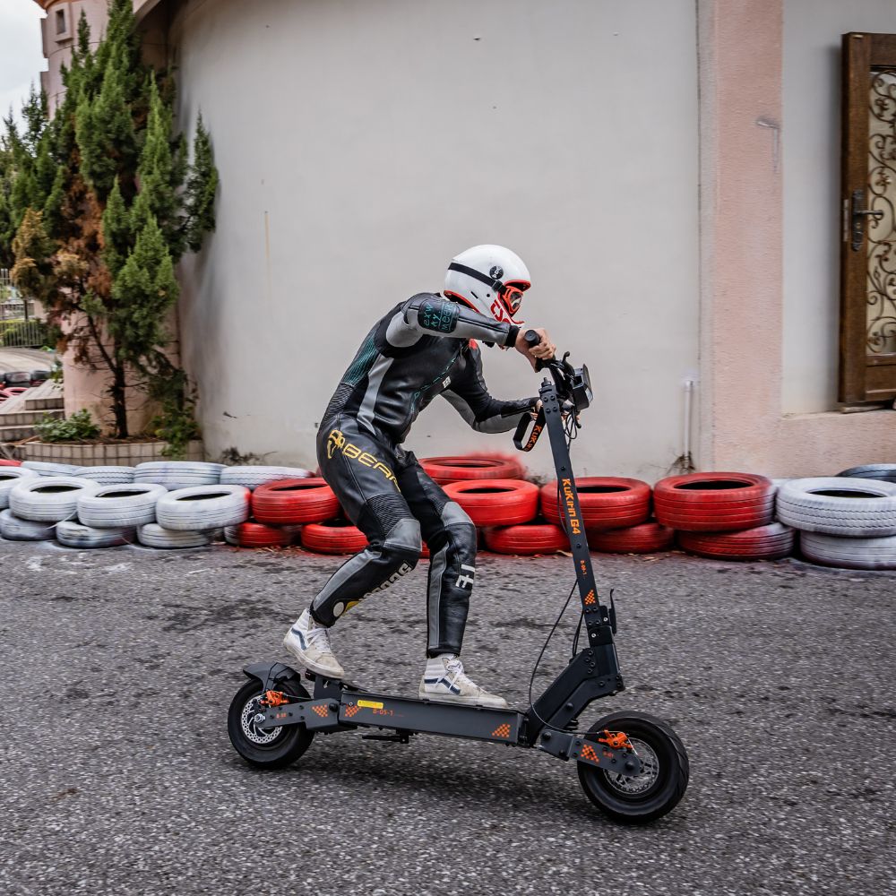 Kukirin G4 e-scooter standing view with durable frame and off-road tires